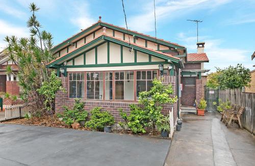 Arncliffe Apartment | KOZYGURU ARNCLIFFE SYDNEY AIRPORT LUXURY RENOVATED 3 BED free parking NAR232