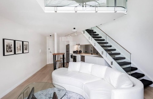 Sydney Central Business District Apartment | KozyGuru Sydney CBD Harbor View Loft with Parking