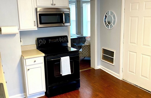 Ozark House | Kudzu Cottage: Downtown Ozark. Cozy 2BR Walk to Restaurants, Shops & Nightlife