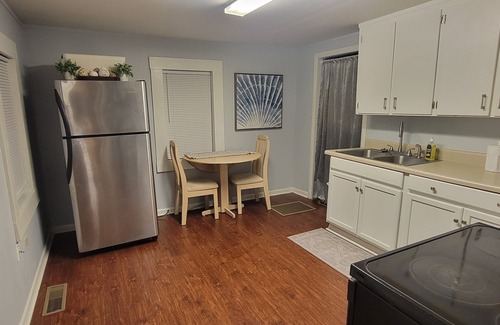 Ozark House | Kudzu Cottage: Downtown Ozark. Cozy 2BR Walk to Restaurants, Shops & Nightlife