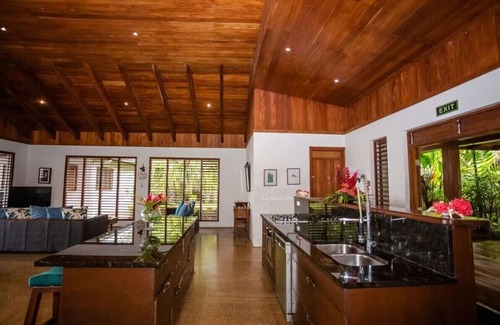 Tagaqe Villa | Kula Kai Villa - sleeps 15 <>