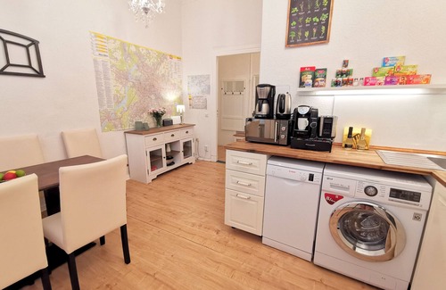 Charlottenburg Apartment | KVH - Apt. "Schloss Charlottenburg" with EXTRAS - box spring bed & office desk etc.