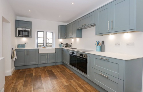 Stamford Cottage | KYLEMORE RAILWAY COTTAGE, pet friendly, with open fire in Stamford