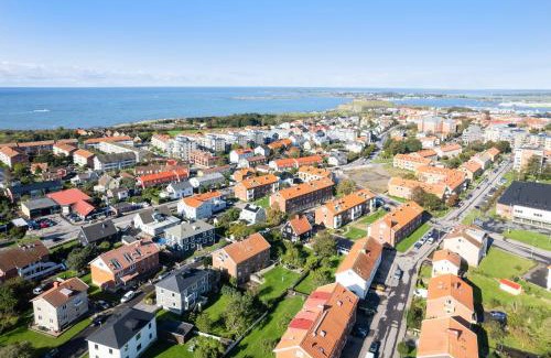 Varberg Apartment | Lägenhet med trädgård nära stad och hav