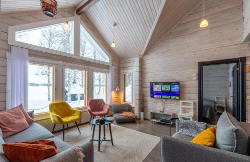 Kehys-Kainuu House | Lähderinne - 2 bedroom log cabin, private beach, wifi & sauna
