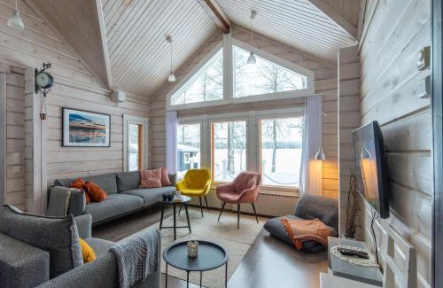 Kehys-Kainuu House | Lähderinne - 2 bedroom log cabin, private beach, wifi & sauna