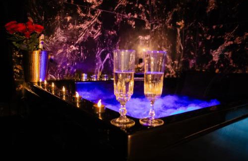 Homecourt Apartment | L'Aphrodite, Suite de LUXE - Love room - JACUZZI