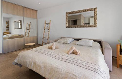 Antibes Old Town Apartment | L'Aristide - Hypercentre - Spacious - AC