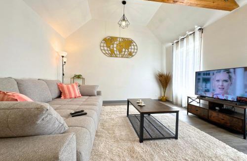 Sens Apartment | L'Atelier - By BEST KEYS - Duplex Haut de Gamme - Entièrement Climatisé - Centre-Ville - Netflix & WiFi Fibre - Machine à Café Nespresso - Check-in Autonome - Parking Gratuit à Proximité - Calme & Confort Premium