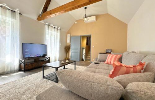 Sens Apartment | L'Atelier - By BEST KEYS - Duplex Haut de Gamme - Entièrement Climatisé - Centre-Ville - Netflix & WiFi Fibre - Machine à Café Nespresso - Check-in Autonome - Parking Gratuit à Proximité - Calme & Confort Premium