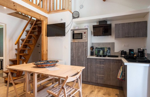 Monein Apartment | L'Azuré de Monein – Renovated Duplex with Breathtaking View, Private Pool, Garden, and Mezzanine