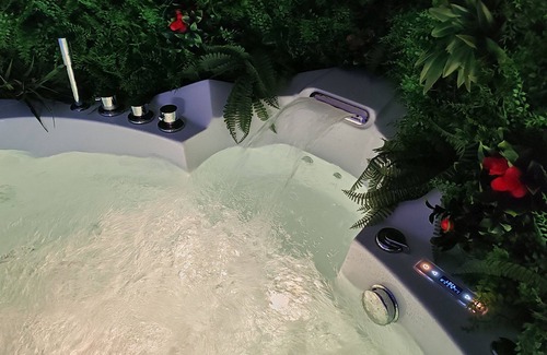 Rives de Meurthe House | l'Eden, atypical house, relaxation area with Jacuzzi bathtub