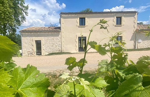 Verac Villa | L'Eperonnette among the vineyard with outdoor pool near St. Emilion and Bordeaux