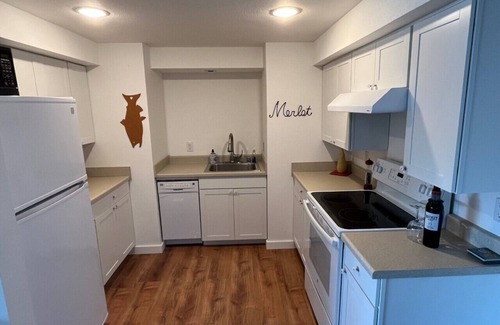 Sand Lake House | L'Escale: charming upscale studio in quiet South Anchorage neighborhood.