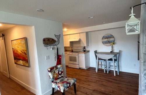 Sand Lake House | L'Escale: charming upscale studio in quiet South Anchorage neighborhood.
