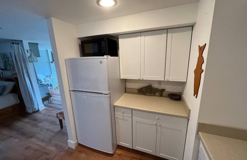 Sand Lake House | L'Escale: charming upscale studio in quiet South Anchorage neighborhood.