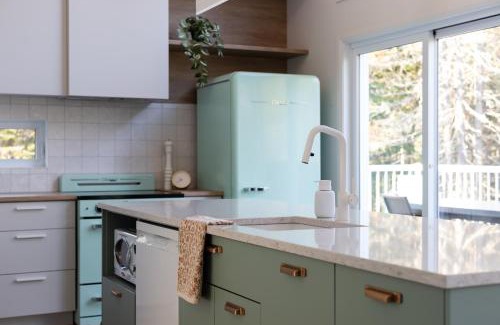 Shannon Ski Chalet | L'intemporel - Retro Chalet with Private Lake and Hot Tub