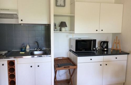 Meze Apartment | L'Oasis, apartment with terrace and private garden 100 m from the beach