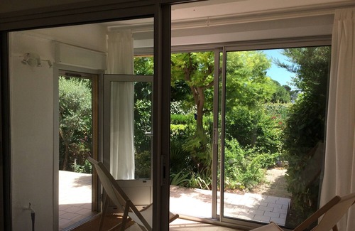 Meze Apartment | L'Oasis, apartment with terrace and private garden 100 m from the beach