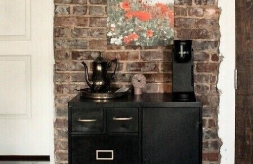 Morris Chapel House | La Banque Stylish and comfy stayn