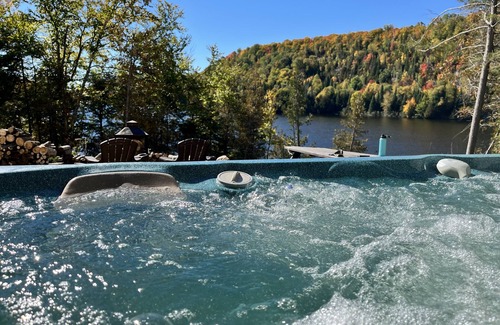 Ferme-Neuve Ski Chalet | La Belle Bleue sur le Lac, 4 bedrooms, 2 bathrooms, Spa, indoor and outdoor fireplaces