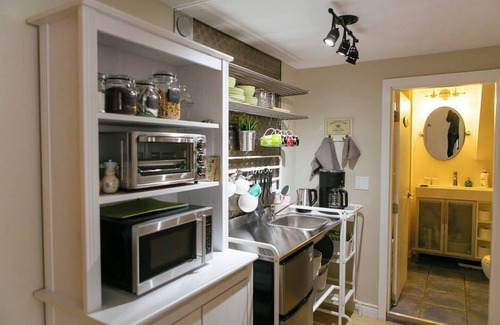 Central Lonsdale Apartment | La Belle Queen Suite - North Vancouver