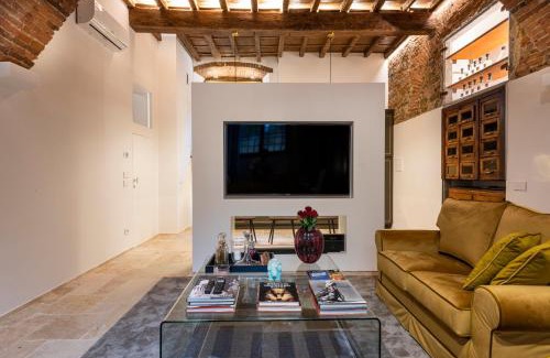 Oltrarno Apartment | La Bottega del Ferro by Mmega