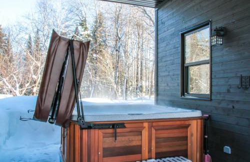 Petite-Riviere-Saint-Francois Ski Chalet | La Tanière du Massif