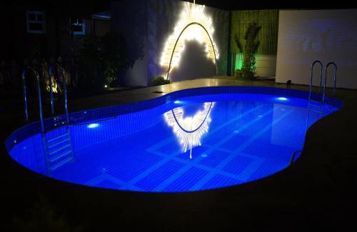 Chevella House | La Cabana, The Wooden Cottage with Private Pool