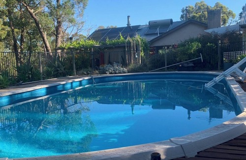 Ironbank Cottage | La cachette bushland hideaway in the Adelaide Hills on 13 acres, pool, hot tub.