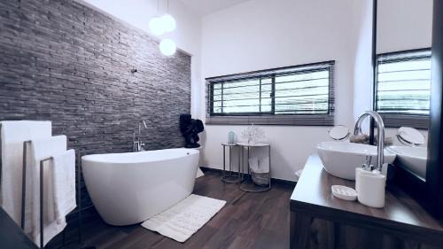 Livingstone Apartment | La Caduta Luxury Villa