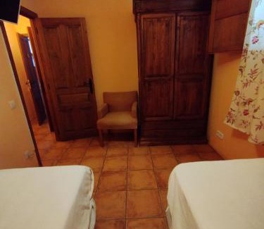 Condemios de Abajo House | La Casa de los Gatos