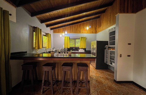 Puerto Jimenez House | La Casa de Piedra: Un Hogar Único