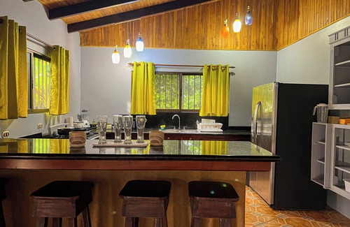 Puerto Jimenez House | La Casa de Piedra: Un Hogar Único