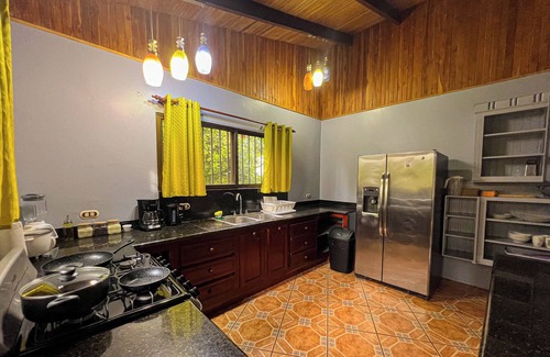 Puerto Jimenez House | La Casa de Piedra: Un Hogar Único