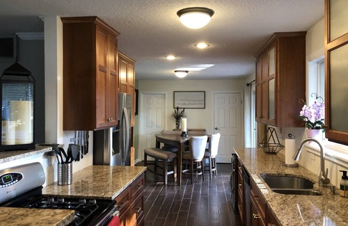 Oak Creek House | La Casa with Luxury Amenities -hot tub and massage chair