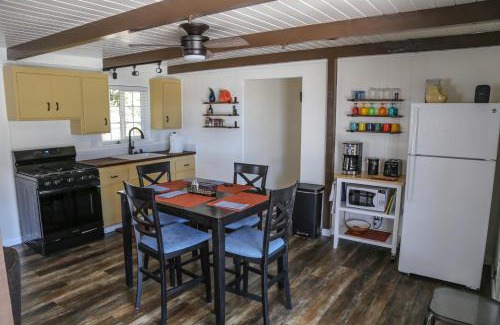 Lake Elsinore House | La Casita Poolside Retreat