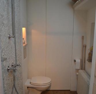 Passart Apartment | La chambre blanche