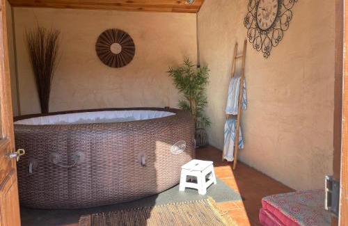 Les 3 Ponts Bed & Breakfast | La chambre haute, son jardin, et, son SPA