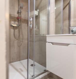 Feronstree et Hors-Chateau Apartment | La Chambre Suspendue by Maison Brasseurs d'Etoiles