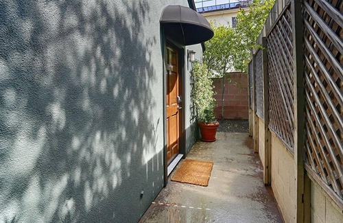North Hollywood House | ~LA~- Charming Private Bungalow Guest House Rental-Prime Area