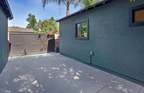 North Hollywood House | ~LA~- Charming Private Bungalow Guest House Rental-Prime Area