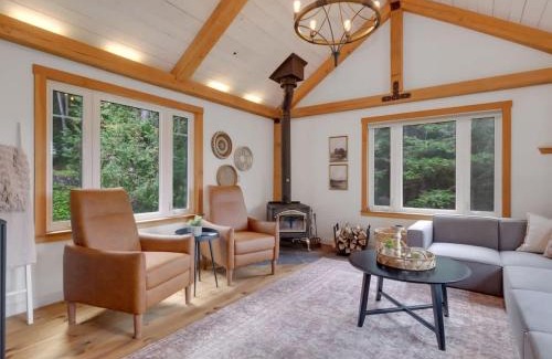 Val-des-Monts House | La Chataigne - Wilderness waterfront escape