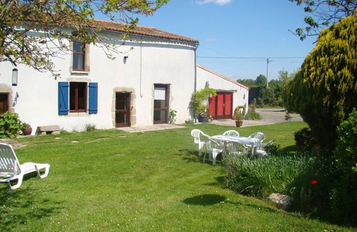 Bressuire Cottage | La Chaudronnière, 8/10 seater gîte near Puy du Fou
