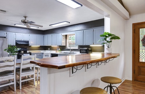 Medina County House | La Coste- A Birdy Vacation Rental