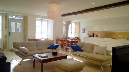 Flavigny-sur-Ozerain House | La Cour