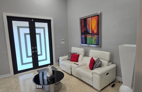 Richmond West Apartment | La Cuevita