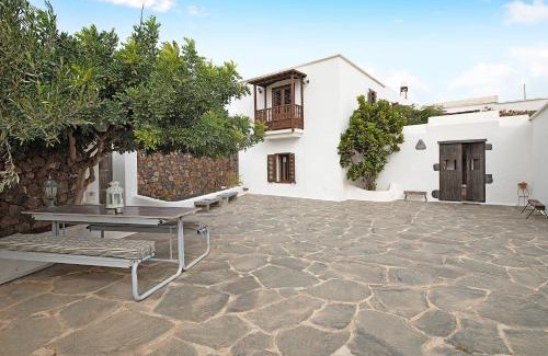 Los Valles House | La Escuelita