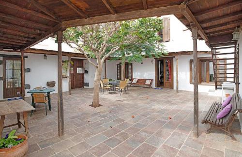 Los Valles House | La Escuelita