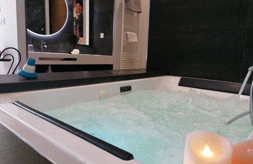 Vendres Bed & Breakfast | La Flamboyante, Suite Avec spa - Château La Vidalle